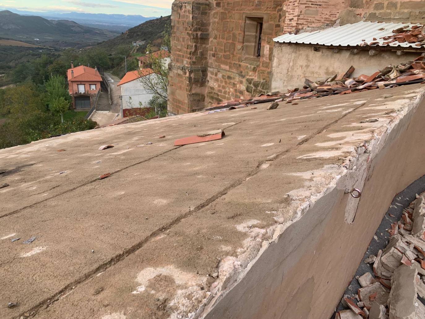 Las fuertes rachas de viento han afectado varios dejados de La Villa de Ocón.