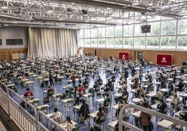 Un grupo de alumnos se examinan de la EBAU en el Polideportivo Universitario de la Universidad de La Rioja (UR), durante el pasado mes de junio.