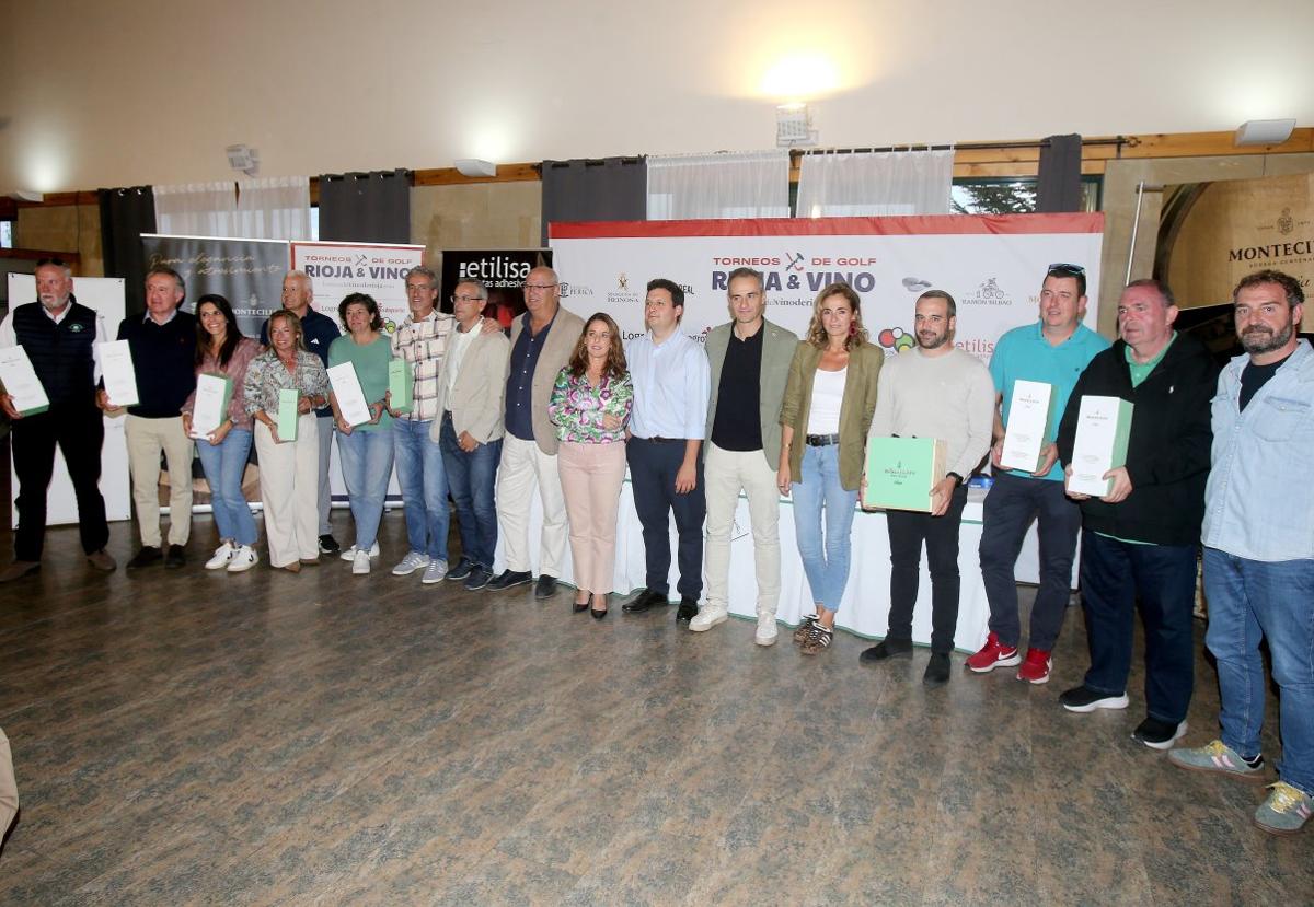 Los premiados posaron con sus vinos, junto a los patrocinadores y organizadores.