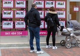 Buscando piso. Un matrimonio consulta la oferta en una inmobiliaria de Logroño, en una imagen de archivo.