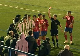 Momento en el que el colegiado enseña la roja a Estalayo.