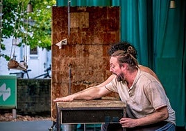 Imagen de 'Us', espectáculo de lanzamiento de cuchillos de la compañía belga Midnight.