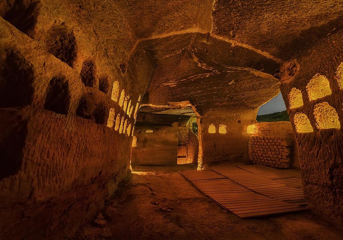 Interior iluminado del scriptorium, origen del desaparecido monasterio de San Martín, cuando era visitable, tiempo atrás.
