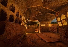 Interior iluminado del scriptorium, origen del desaparecido monasterio de San Martín, cuando era visitable, tiempo atrás.