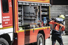 El incendio de un camión provoca el corte de un carril en la N-120, en Grañón