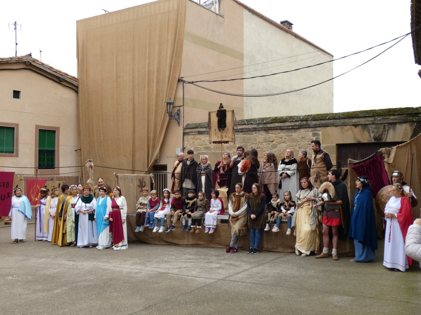 Vecinos de la localidad, disfrazados de berones y de romanos.