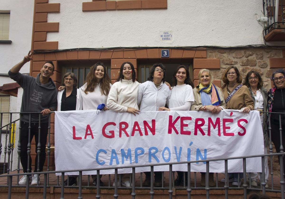 Foto de familia de la gran kermés del sábado en la plaza.