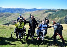 Iván Fernández, Carlos Navarro y Alfonso Ruiz, enfermos riojanos de ELA, posan cerca de la cima del Cabezo del Santo, a más de 1.800 metros de altitud, con el Urbión al fondo.