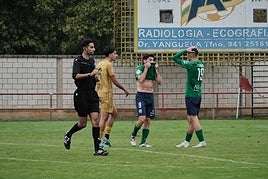 Diego y Jorge se lamentan tras errar una ocasión ante el Calahorra B durante el partido de ayer en el Mundial'82.