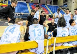 Jorge Serna habla con sus jugadores en el partido contra el Logrobasket, en pretemporada.