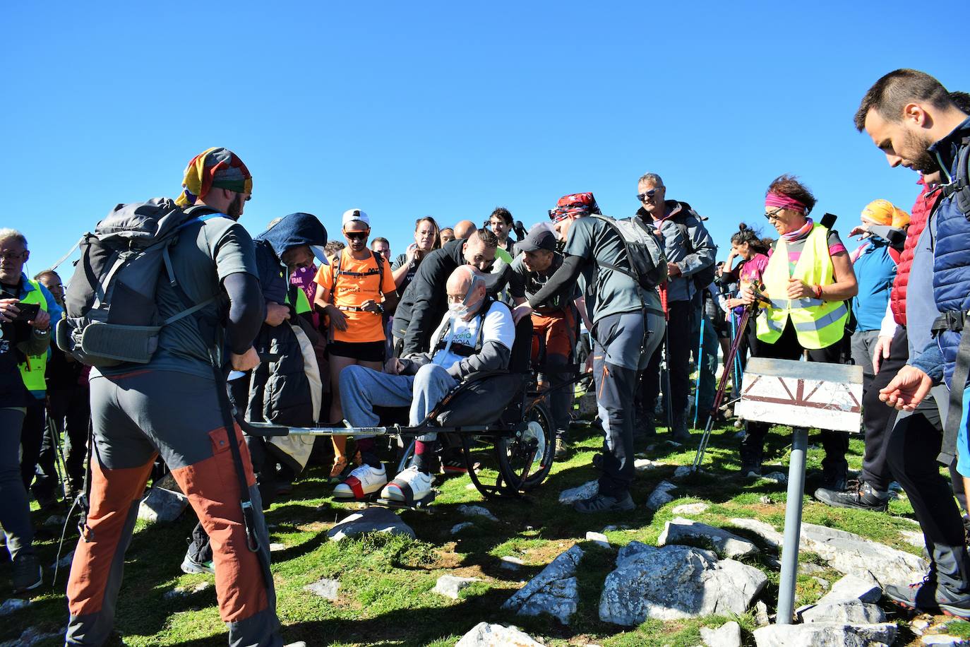 Tres enfermos de ELA ascienden a 1.854 metros de altitud en el Día del Montañismo Riojano