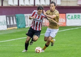 Nacho Ruiz pelea por el balón con un jugador de la Real C.