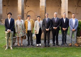 Los seis alcaldes de las localidades subvencionadas posan con varios miembros del Gobierno regional, en el Monasterio de Yuso.