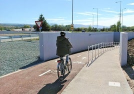 Un ciclista se adentra en el túnel del carril ciclopeatonal entre Logroño y Villamediana de Iregua.