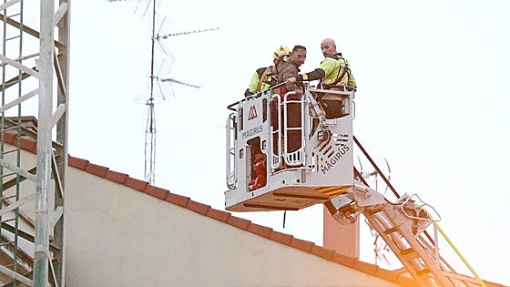 Los Bomberos impiden que un hombre se precipite desde una grúa de la obra de Maristas