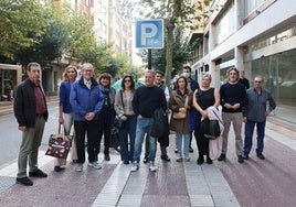 Grupo que se ha reunido para apoyar la actual configuración de la calle.