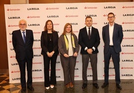 Francisco Achiaga, presidente del consejo de administración de Nueva Rioja; Lorena Ruiz, directora de Negocio Agroalimentario del Banco Santander; la consejera Noemí Manzanos; Javier Gallardo, director territorial en Aragón, Navarra y La Rioja del Banco Santander; y Goyo Ezama, director general de Nueva Rioja.