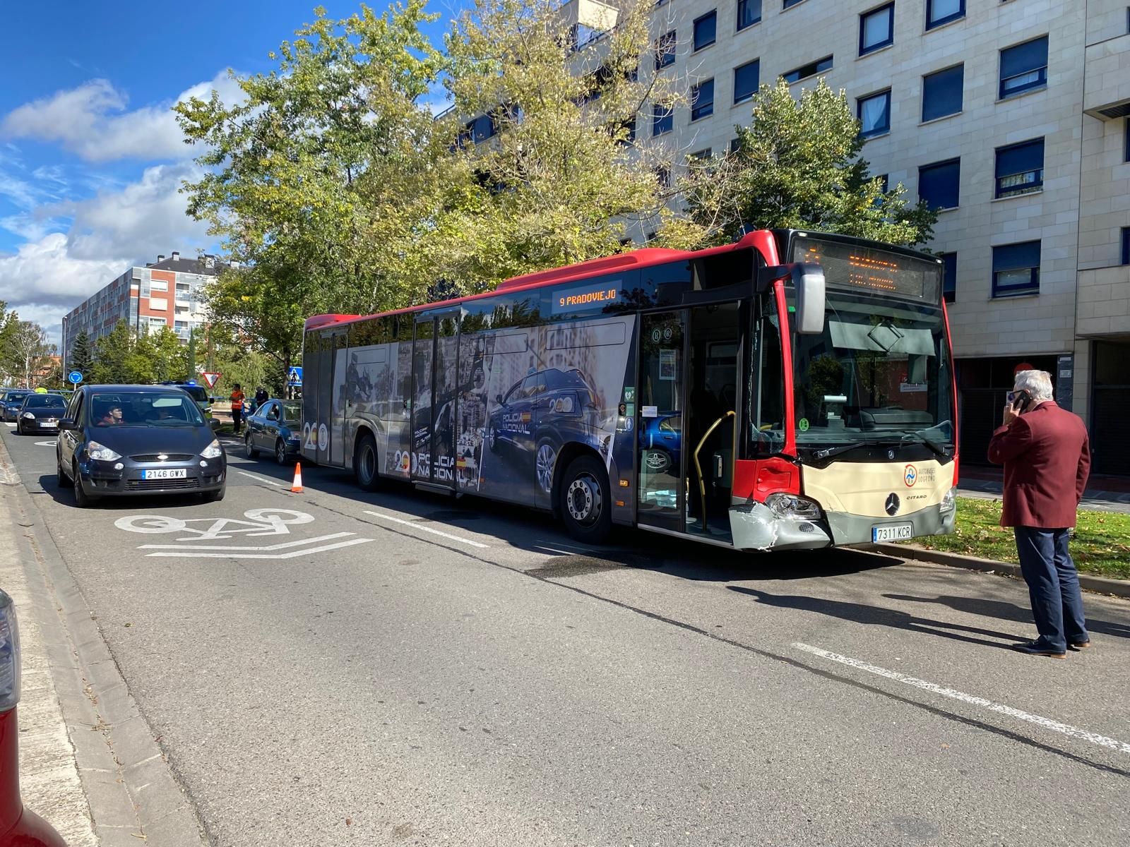 El autobús, parado tras sufrir el accidente.