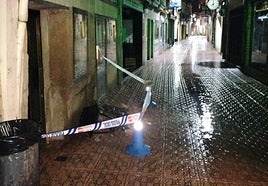 La farola caída, en el suelo.