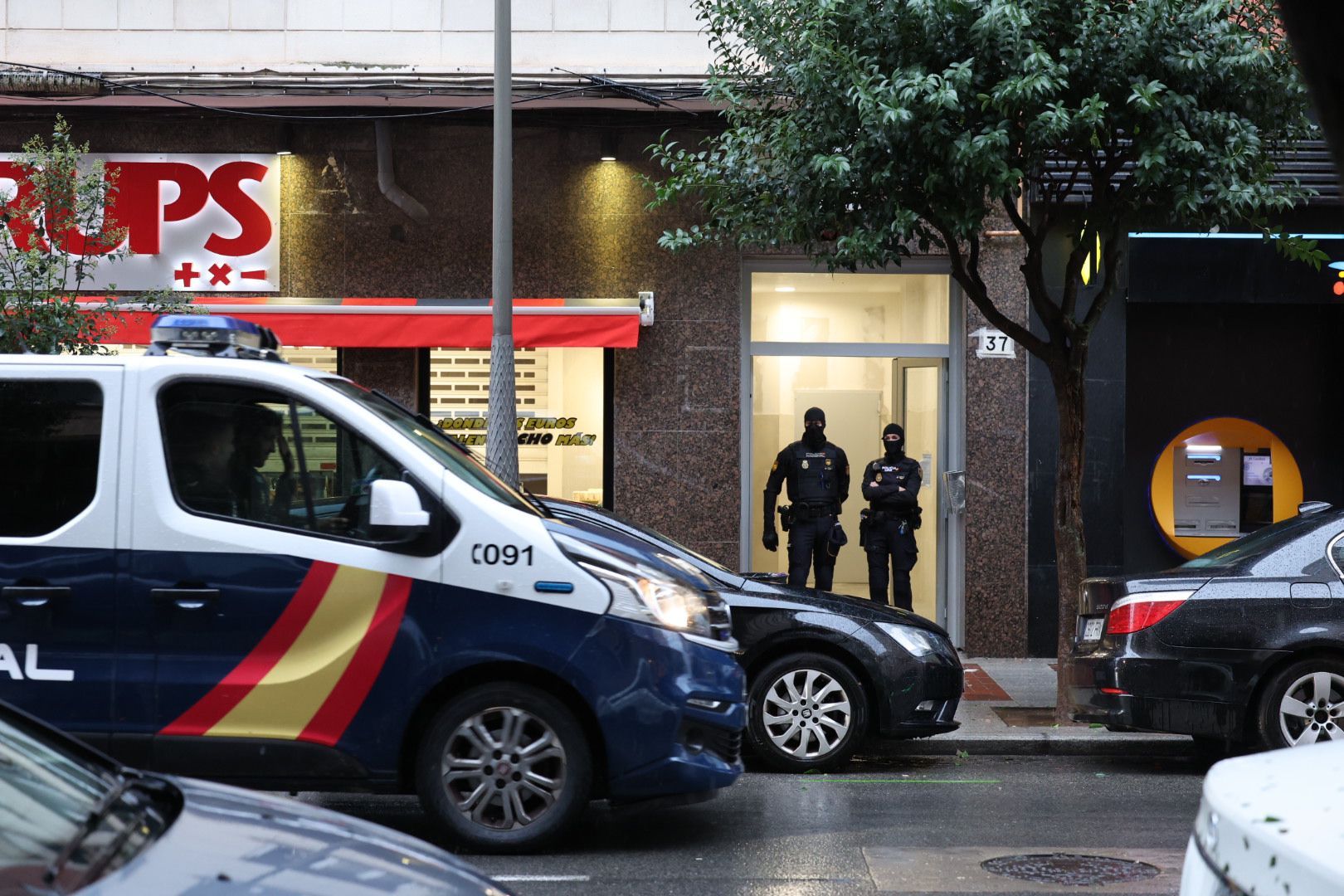 Agentes en el portal donde se ha llevado a cabo el operativo antidroga.