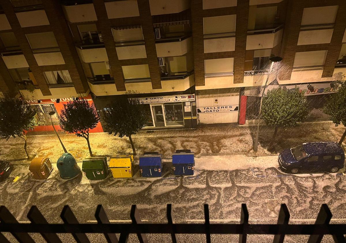 Imagen principal - Arriba, la granizada dejó blanca la calle Pérez Galdós. Abajo, una imagen de Valdegastea y piedras de granizo caídas a medianoche.