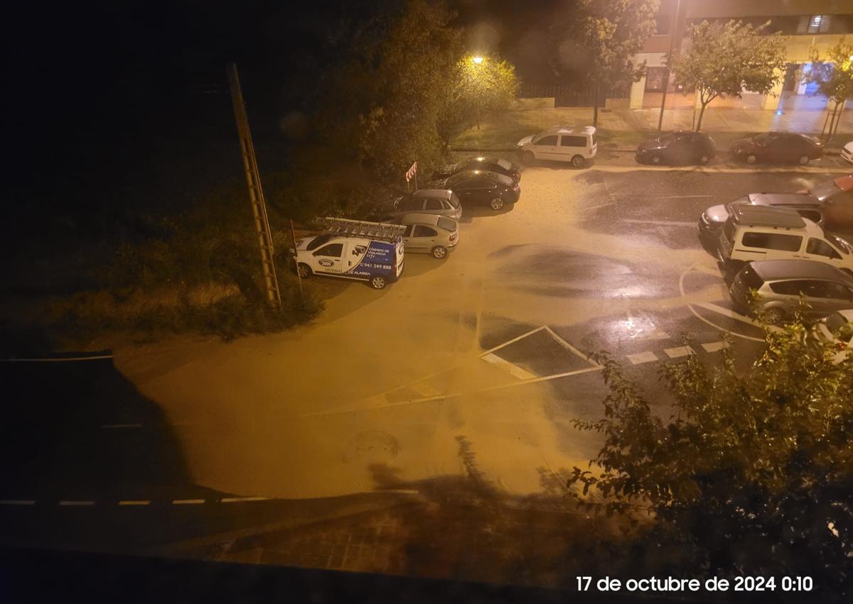 Imagen secundaria 1 - Arriba, la granizada dejó blanca la calle Pérez Galdós. Abajo, una imagen de Valdegastea y piedras de granizo caídas a medianoche.