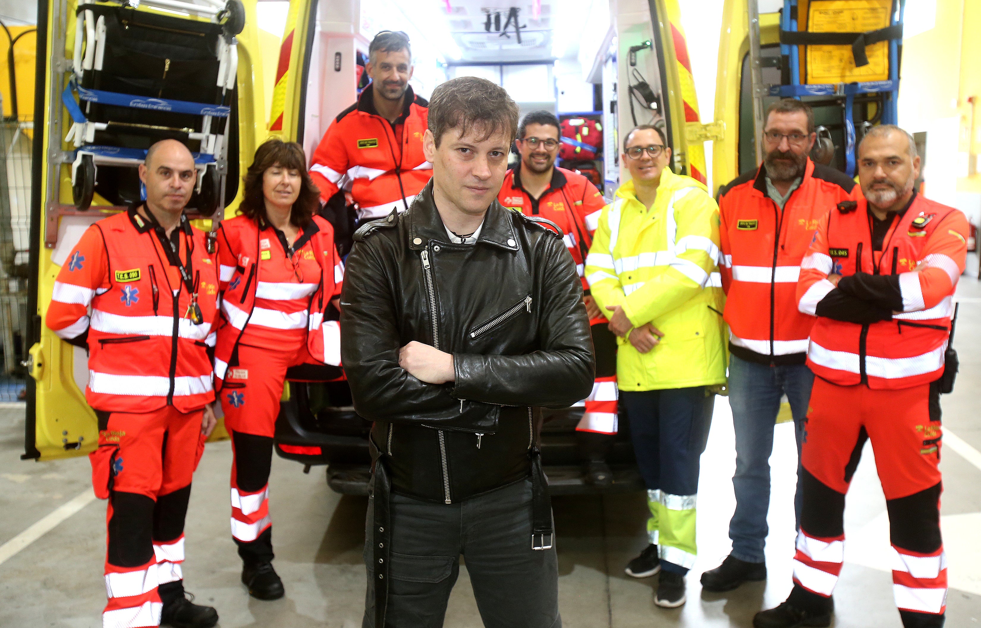 El médico de Emergencias Samuel García Moreno, arropado por varios compañeros sanitarios en la base de La Rioja Cuida