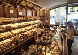 Panadería de Logroño donde se exhiben varios tipos de pan.