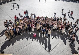 Asistentes a la lectura del manifiesto en Logroño.