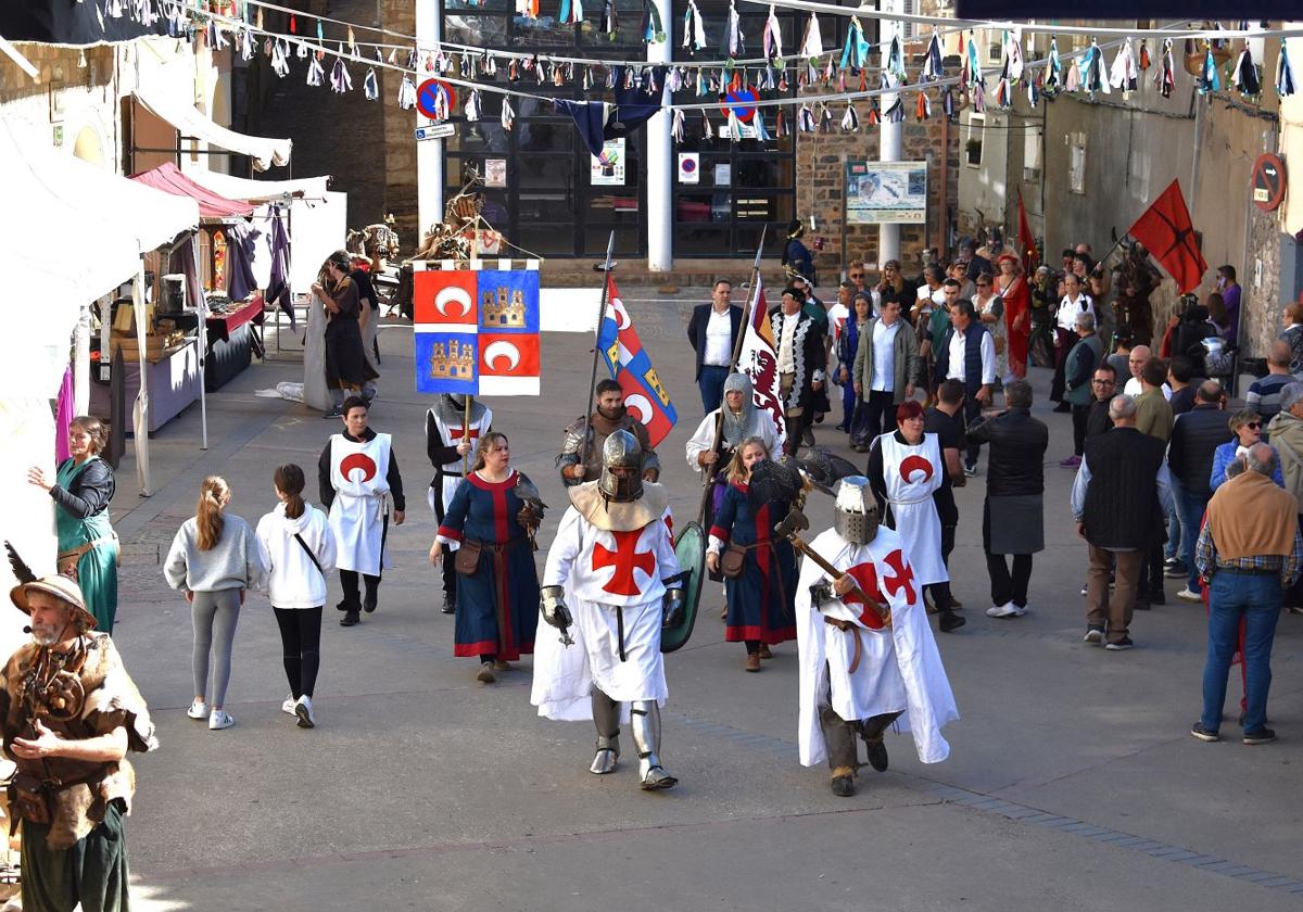 Desfile inagural de las XVII Jornadas de Artesanía Medieval de Cornago a su paso por la plaza del Ayuntamiento.