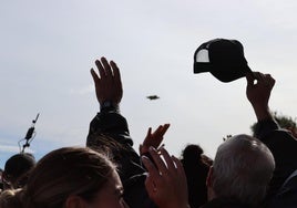 Los asistentes saludan a uno de los aparatos.