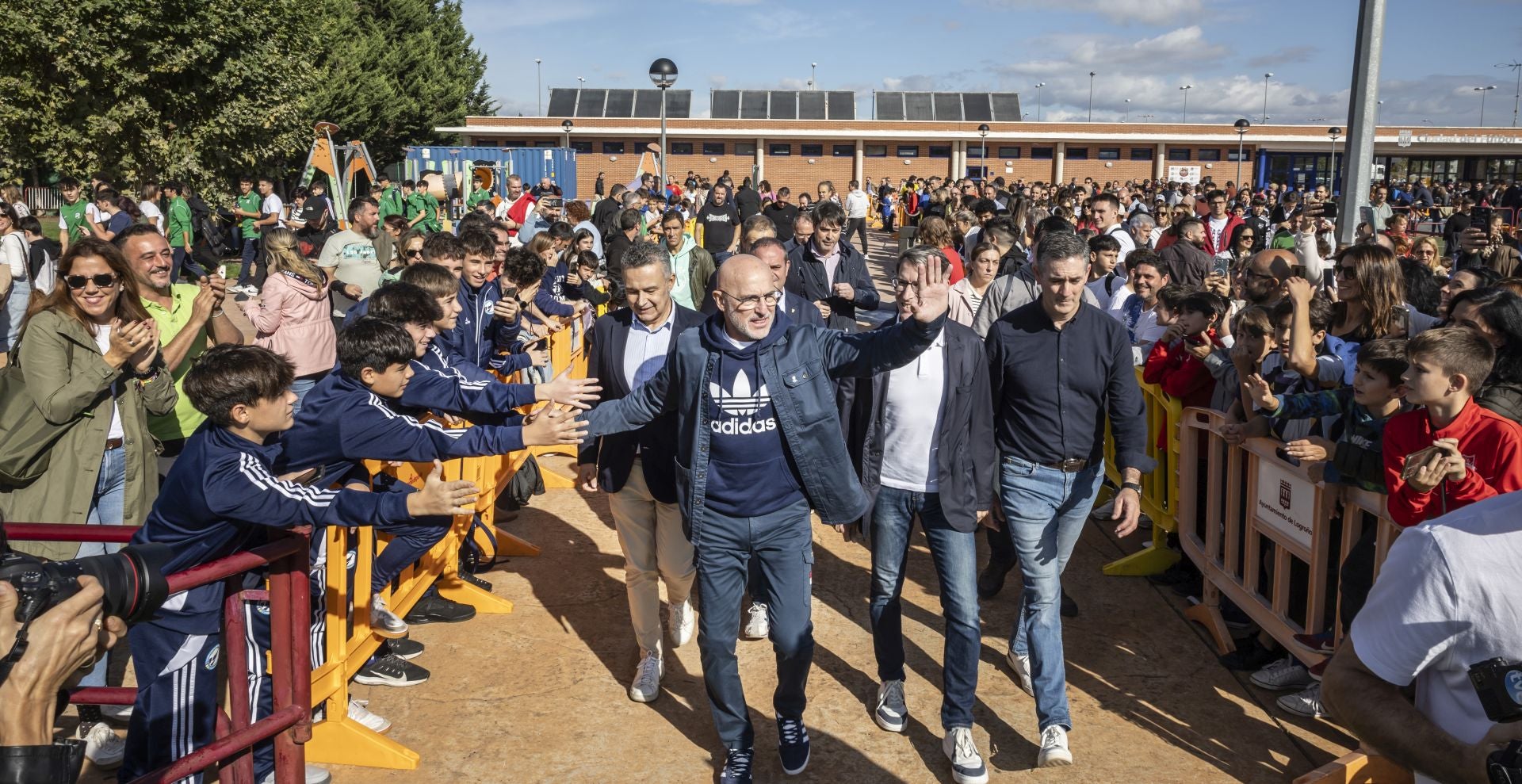 Pradoviejo se llena de niños para ver a De la Fuente