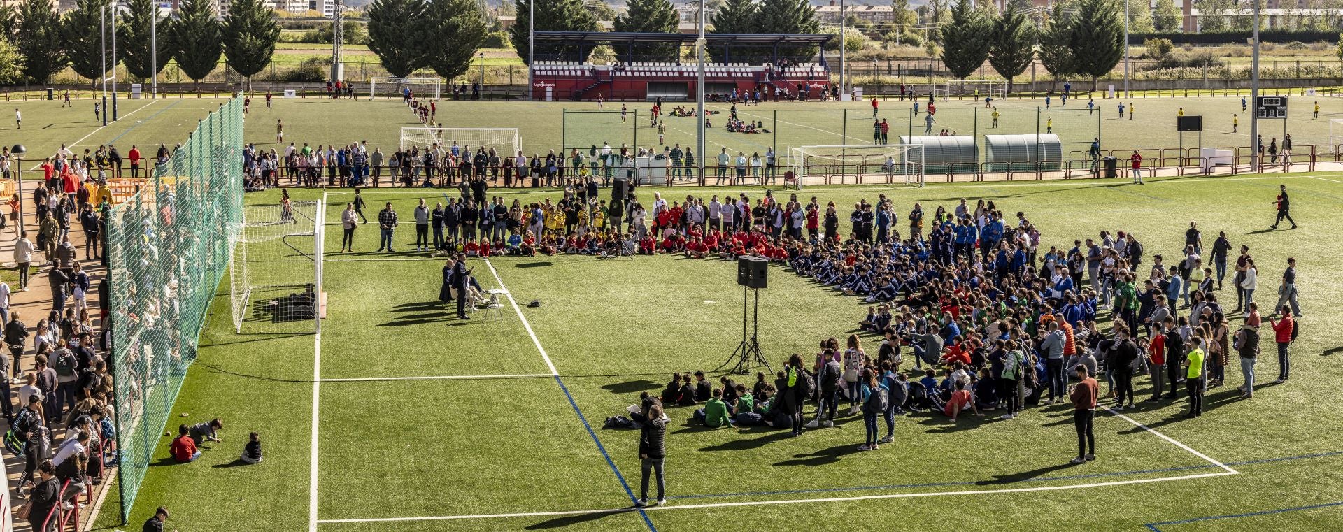 Pradoviejo se llena de niños para ver a De la Fuente