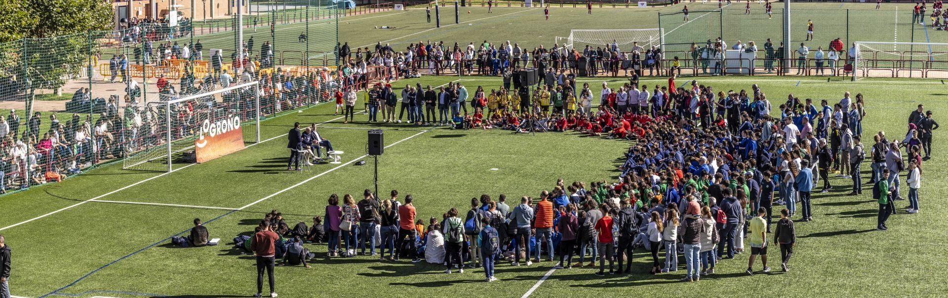 Pradoviejo se llena de niños para ver a De la Fuente