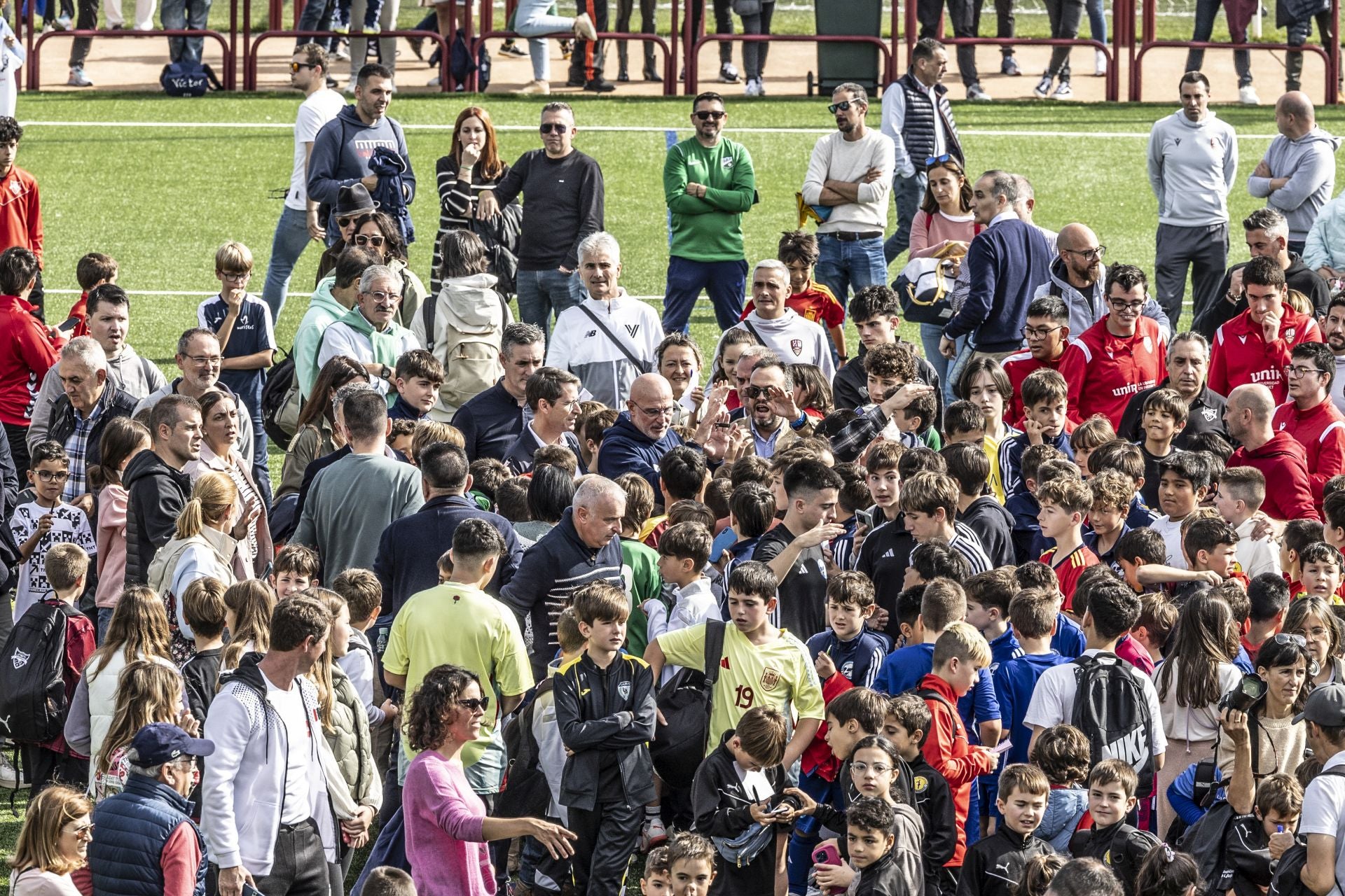 Pradoviejo se llena de niños para ver a De la Fuente