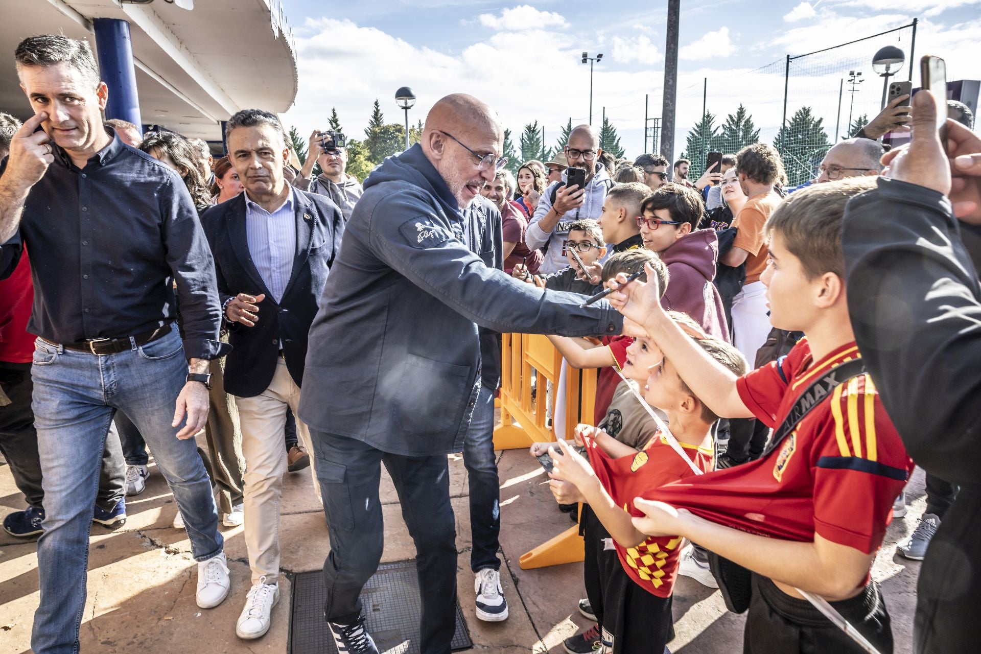 Pradoviejo se llena de niños para ver a De la Fuente