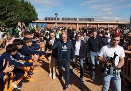 Luis de la Fuente, a su multitudinaria llegada a Pradoviejo.