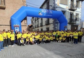 Participantes en la marcha contra el cáncer de Igea, en la salida.