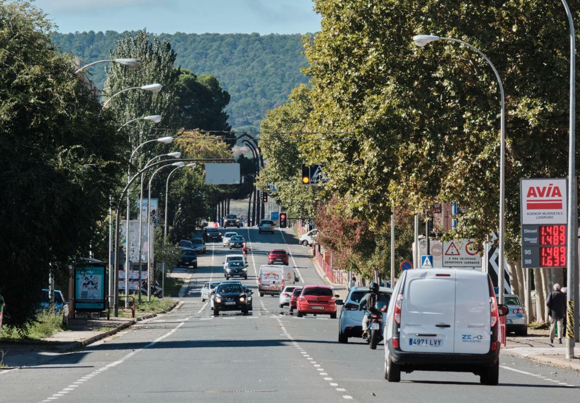 Una de las gasolineras en medio de la avenida de Burgos.