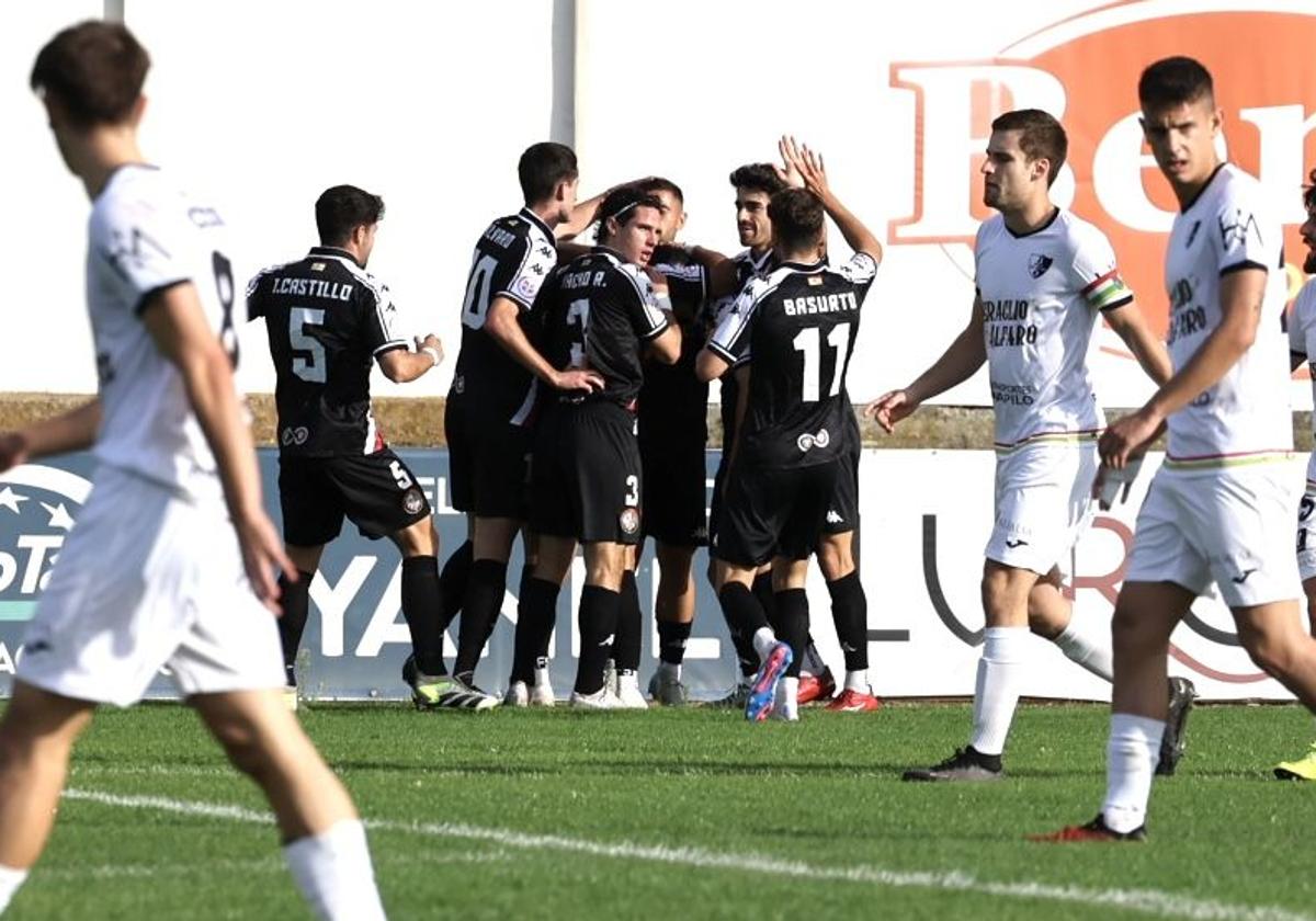 Los jugadores de la SD Logroñés celebran uno de los cuatro goles que marcaron en Alfaro.