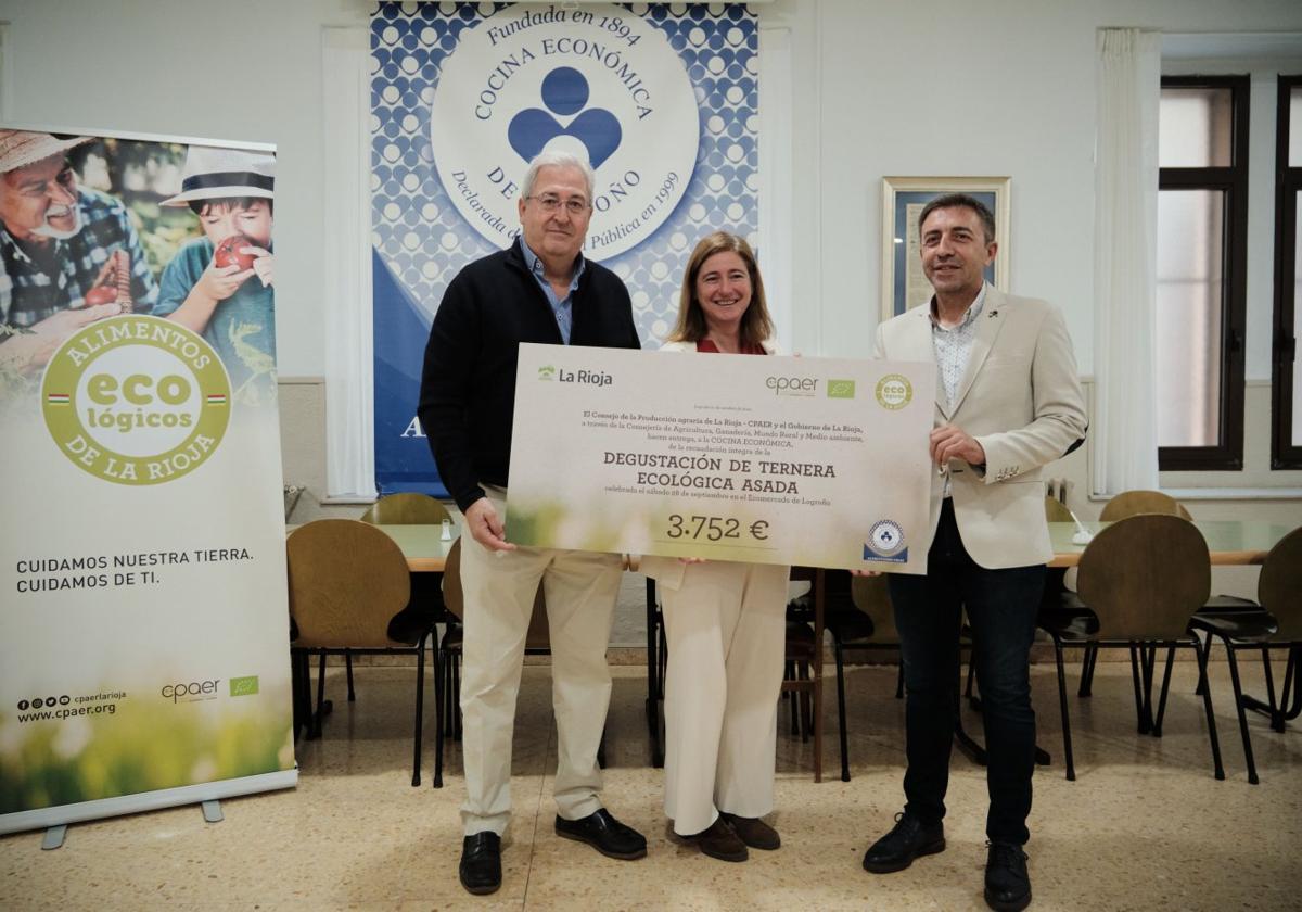 La Cocina Económica recibe el dinero de la degustación de ternera del Cpaer