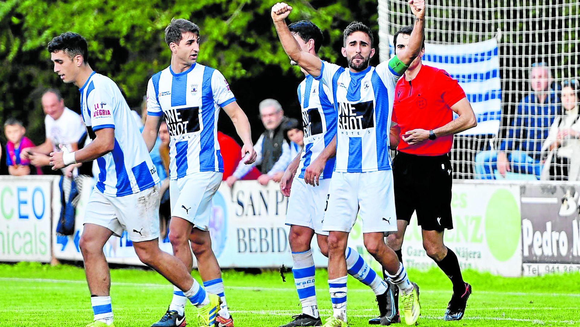 Rojo levanta sus brazos para celebrar con la grada uno de los tantos de la victoria del pasado domingo ante el Varea en La Salera.
