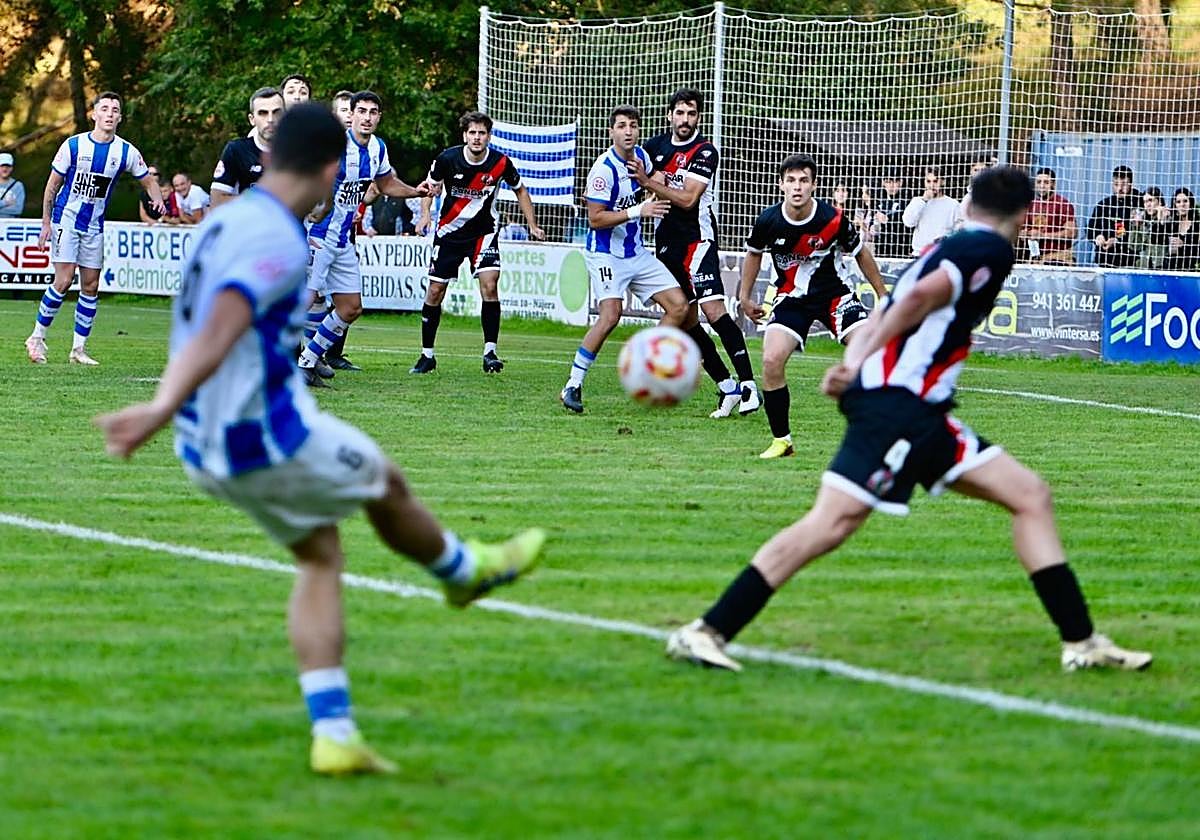 Ochoa centra el balón al área esperando el remate de sus compañeros en el partido de ayer contra el Varea disputado en La Salera.