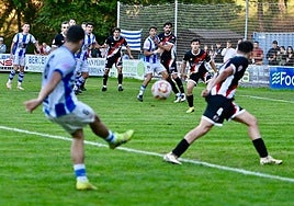 Ochoa centra el balón al área esperando el remate de sus compañeros en el partido de ayer contra el Varea disputado en La Salera.