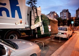 Un camión de 'Logroño Limpio' vaciando un contenedor en una imagen de archivo.