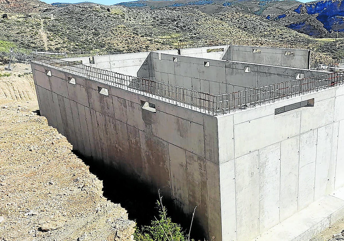 Estado actual de las obras del nuevo depósito de agua potable de Cervera, junto al campo de fútbol.