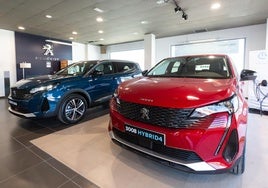 Coches híbridos en un concesionario de la capital riojana.