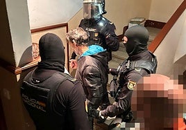 El detenido, con los agentes de la Policía Nacional