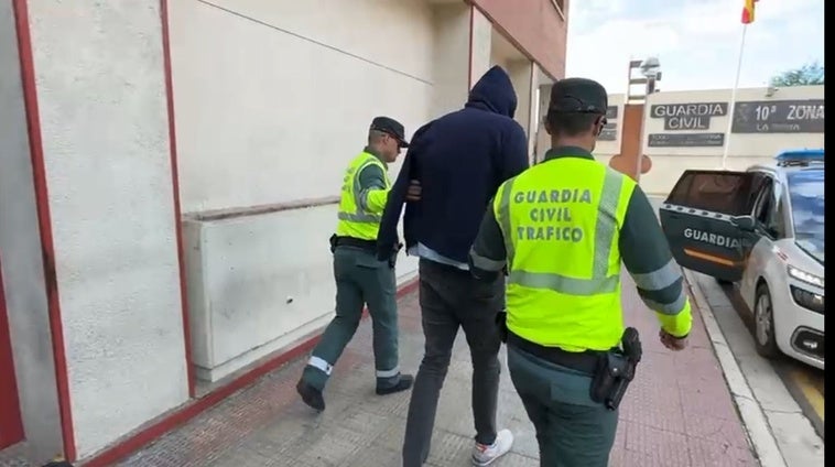 Momento del traslado del detenido al juzgado este martes.