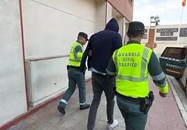 Momento del traslado del detenido al juzgado este martes.